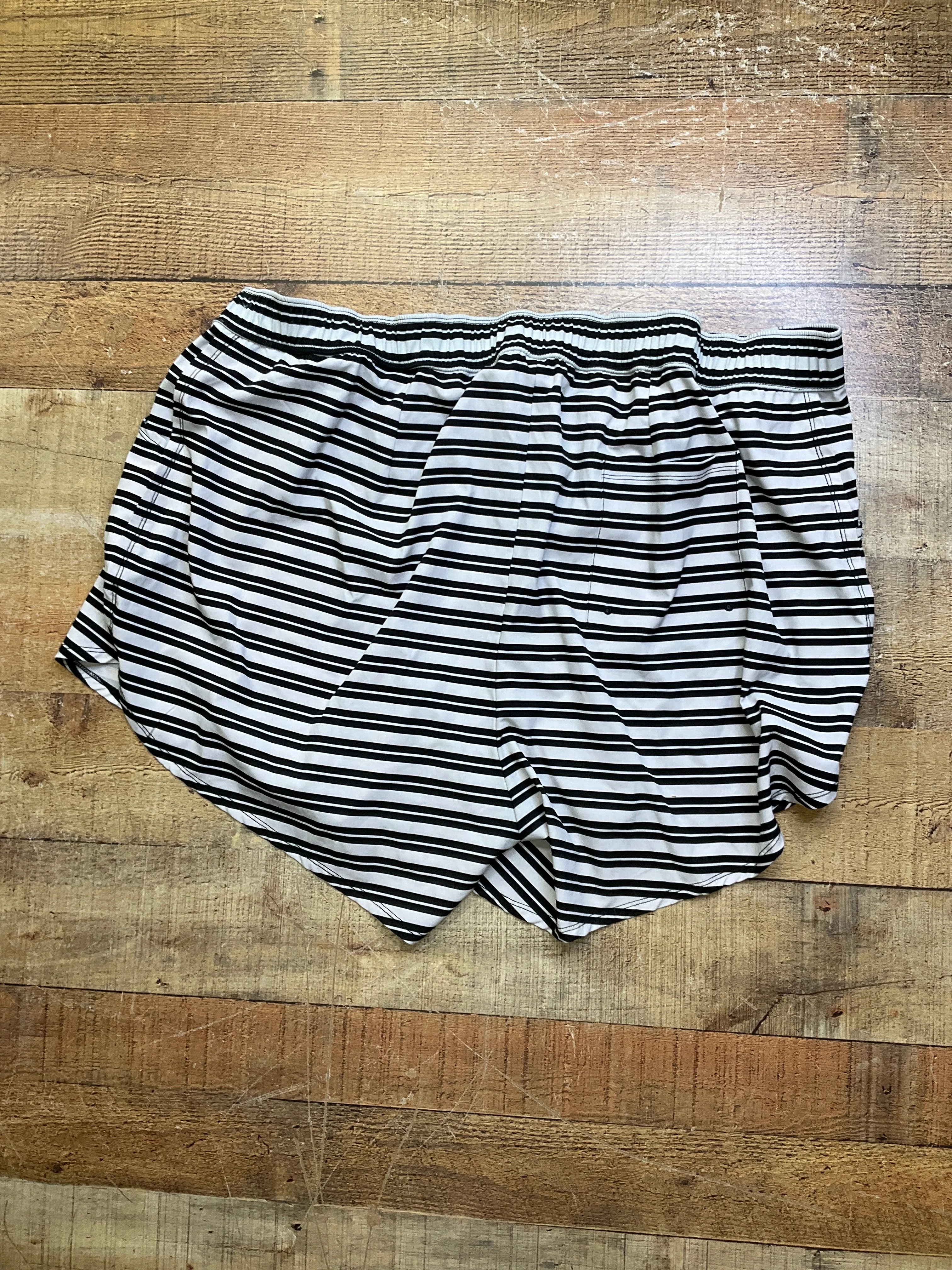 Black & White Athletic Shorts Torrid, Size 4x